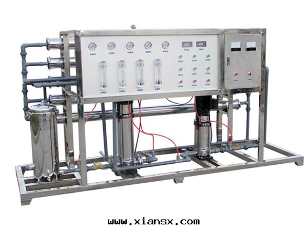 3 一(yī)吨(dūn)双(shuāng)级反(fǎn)滲透主(zhǔ)機(jī).jpg