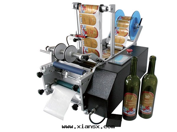 2 DF-T-200型半自(zì)動(dòng)圆(yuán)瓶(píng)貼标機(jī).jpg